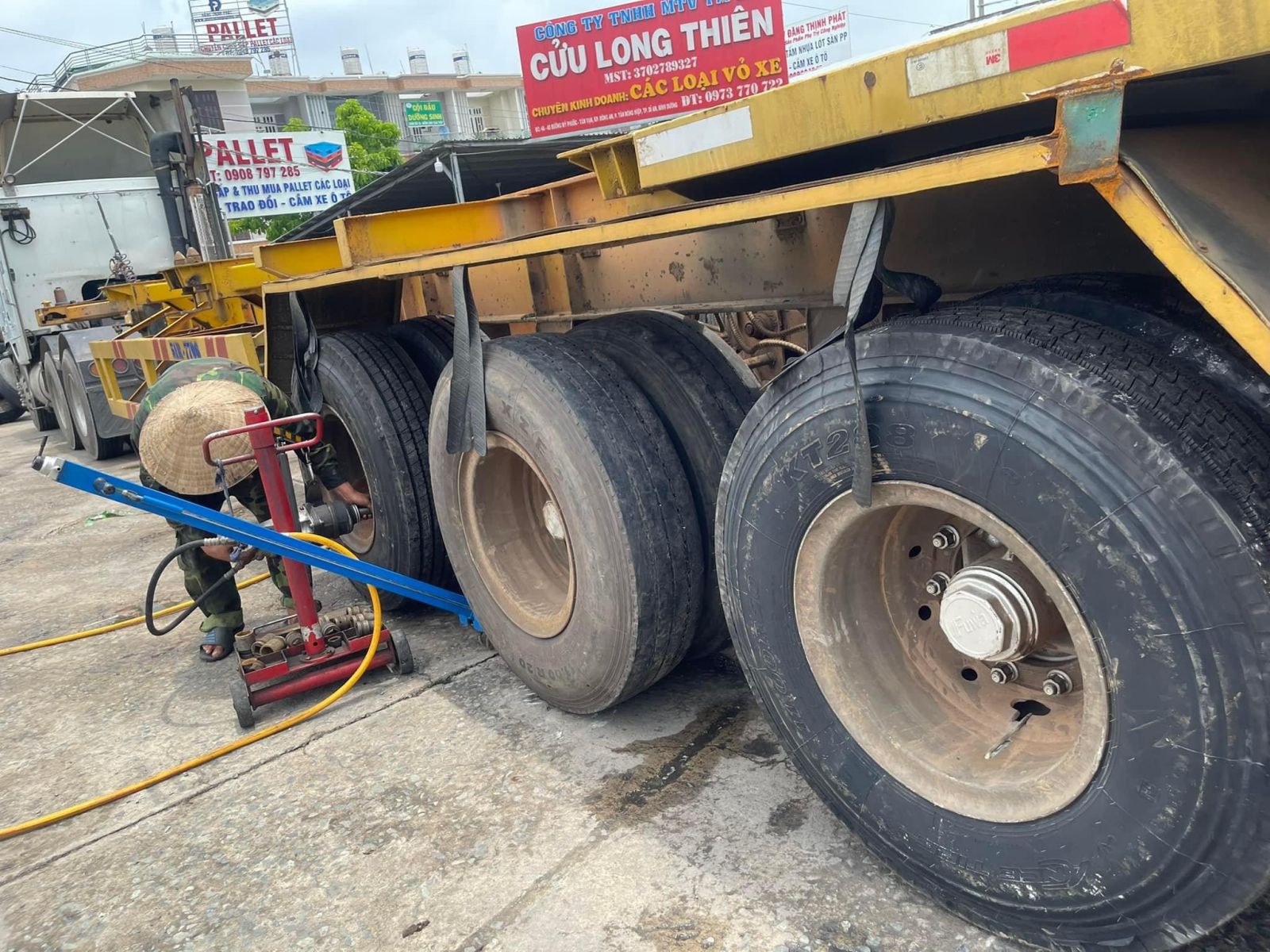 CUNG CẤP LỐP XE BEN - SỐ LƯỢNG LỚN - ĐƯỜNG MỸ PHƯỚC TÂN VẠN - DĨ AN 